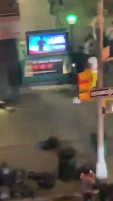 Femme frappée dans la rue, des passants massacrent l'agresseur : vidéo choc