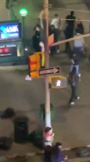 Femme frappée dans la rue, des passants massacrent l'agresseur : vidéo choc