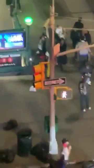 Femme frappée dans la rue, des passants massacrent l'agresseur : vidéo choc