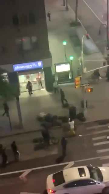 Donna presa a pugni in strada, i passanti massacrano l'aggressore: video shock