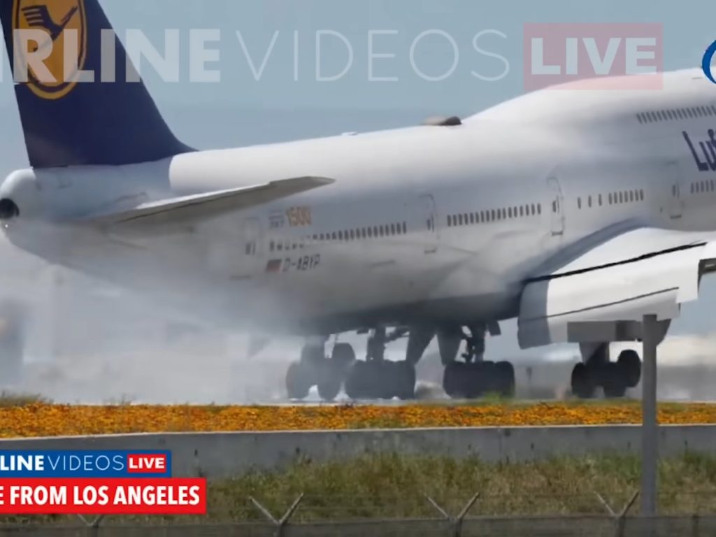 Flugzeug prallt bei Landung von Landebahn ab: Terror an Bord