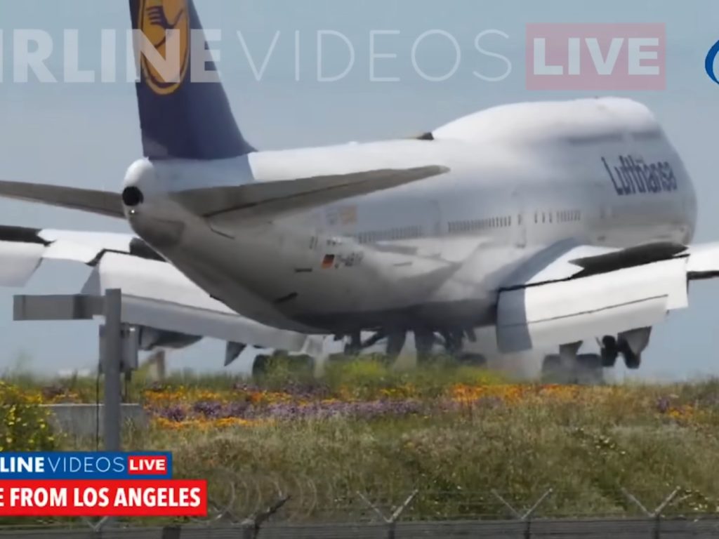 Flugzeug prallt bei Landung von Landebahn ab: Terror an Bord