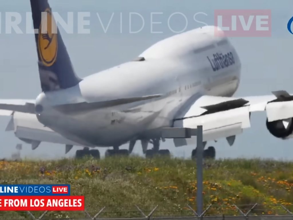 Aereo rimbalza sulla pista durante atterraggio: terrore a bordo