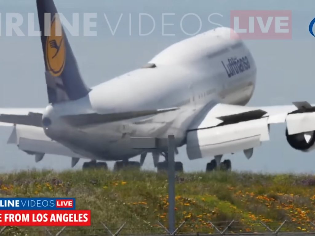 Flugzeug prallt bei Landung von Landebahn ab: Terror an Bord