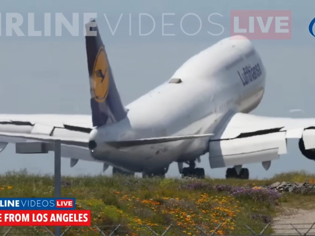 Aereo rimbalza sulla pista durante atterraggio: terrore a bordo