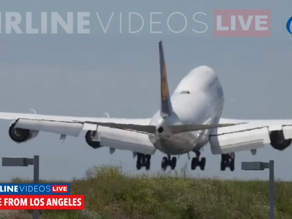 Aereo rimbalza sulla pista durante atterraggio: terrore a bordo