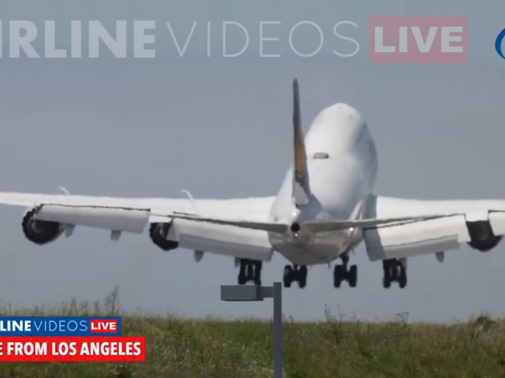 Flugzeug prallt bei Landung von Landebahn ab: Terror an Bord