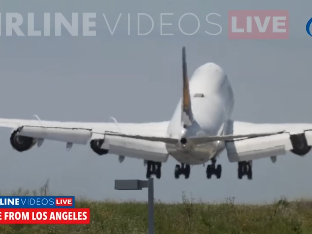 Flugzeug prallt bei Landung von Landebahn ab: Terror an Bord