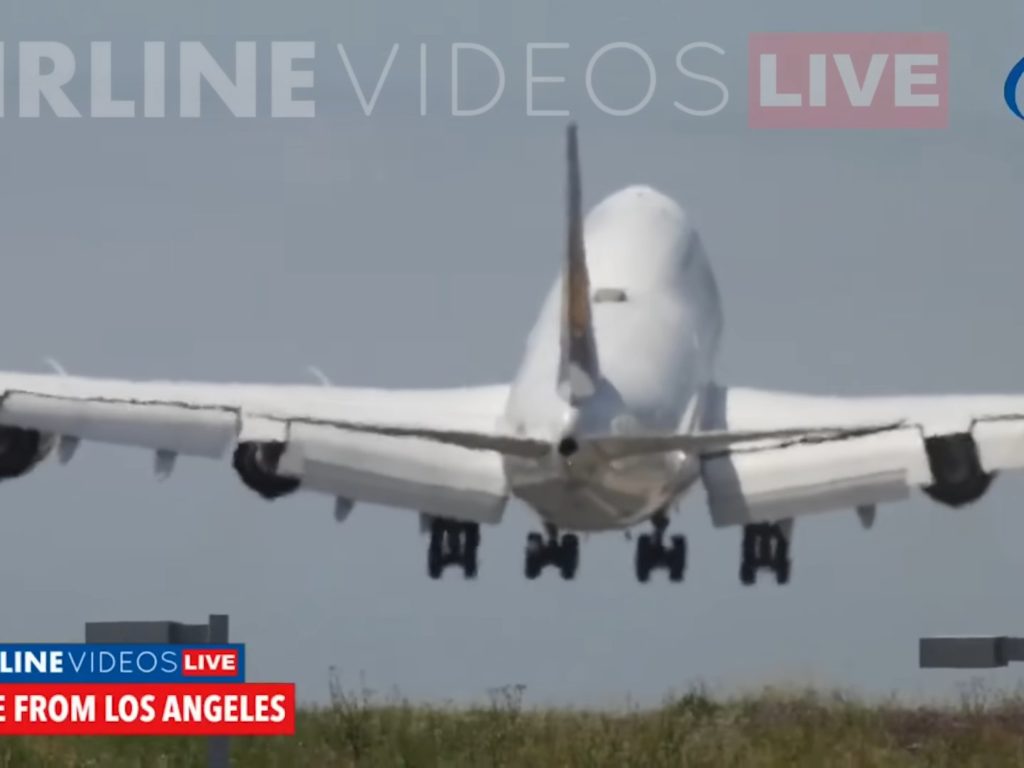 Flugzeug prallt bei Landung von Landebahn ab: Terror an Bord