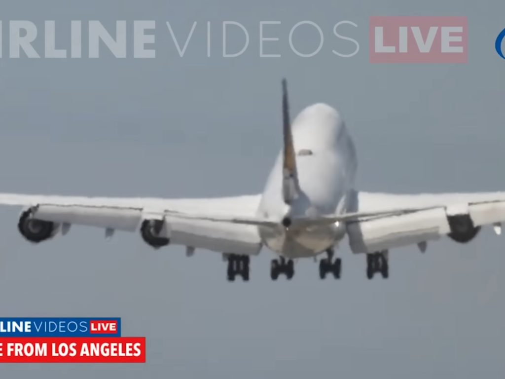 Flugzeug prallt bei Landung von Landebahn ab: Terror an Bord