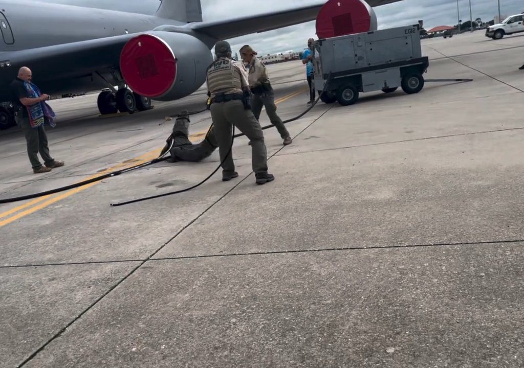 Un caimán bloquea una base aérea estadounidense: se había quedado dormido debajo de un avión