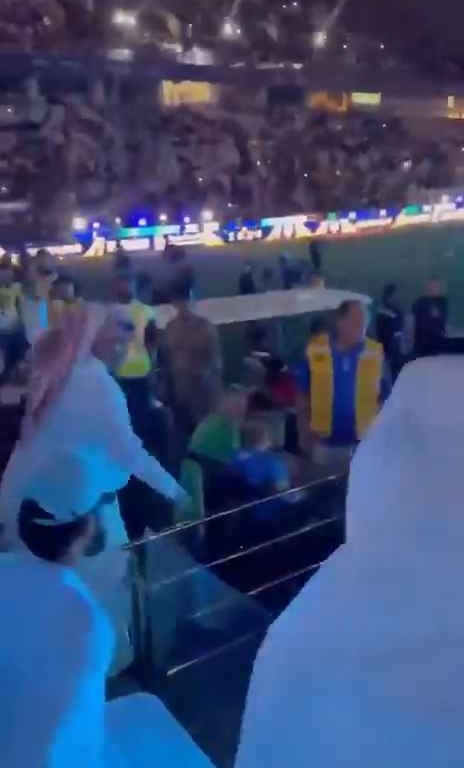 Saudi-Arabien: Fan wütend über Niederlage peitscht Spieler aus