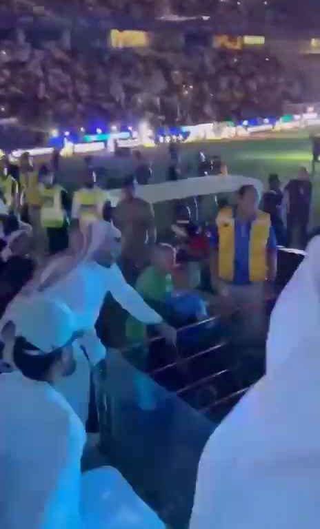 L'Arabie Saoudite et un supporter en colère contre la défaite fouettent un joueur