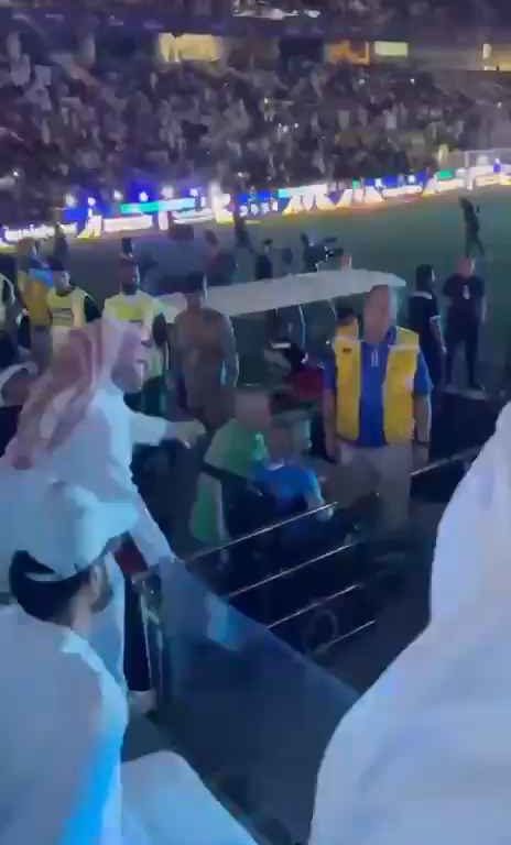 Arabia Saudita, un aficionado enojado por la derrota azota al jugador