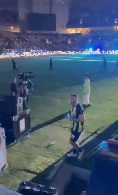 Saudi-Arabien: Fan wütend über Niederlage peitscht Spieler aus