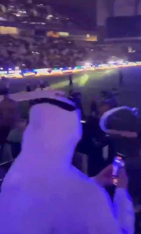 Arabia Saudita, un aficionado enojado por la derrota azota al jugador