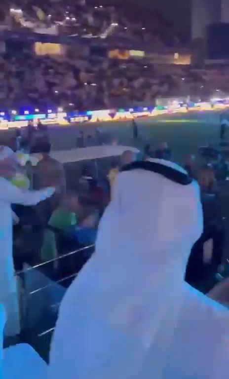 Arabia Saudita, un aficionado enojado por la derrota azota al jugador