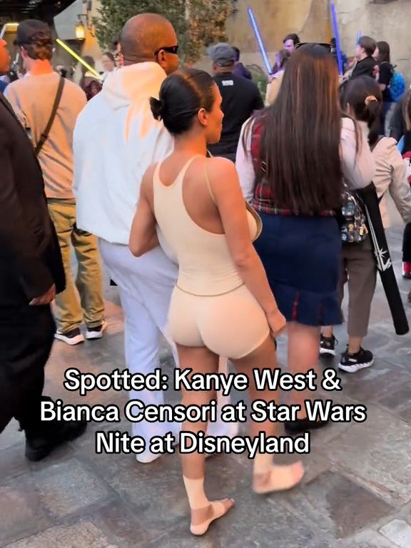 Bianca Censori censurée à Disneyland avec un "bavoir" pour couvrir ses seins