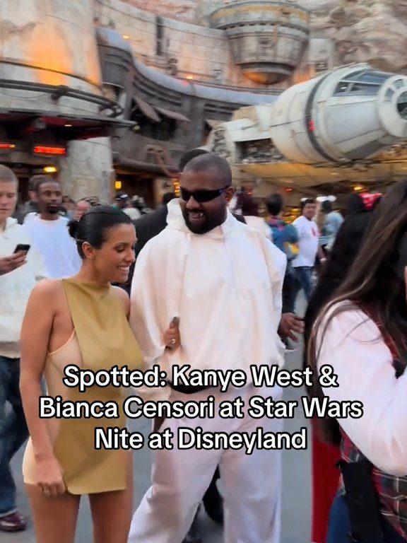 Bianca Censori censurée à Disneyland avec un "bavoir" pour couvrir ses seins