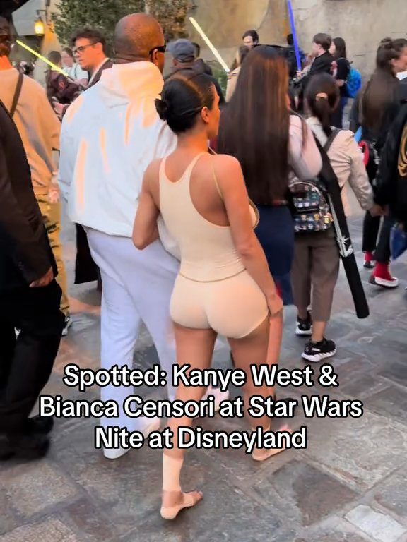 Bianca Censori censurée à Disneyland avec un "bavoir" pour couvrir ses seins