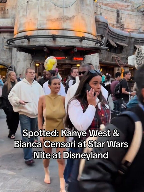 Bianca Censori censurée à Disneyland avec un "bavoir" pour couvrir ses seins