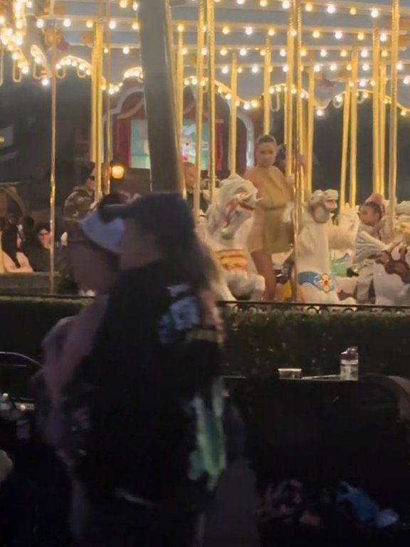 Bianca Censori censurée à Disneyland avec un "bavoir" pour couvrir ses seins