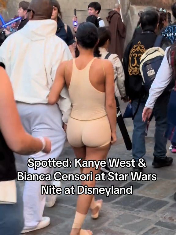 Bianca Censori censurée à Disneyland avec un "bavoir" pour couvrir ses seins