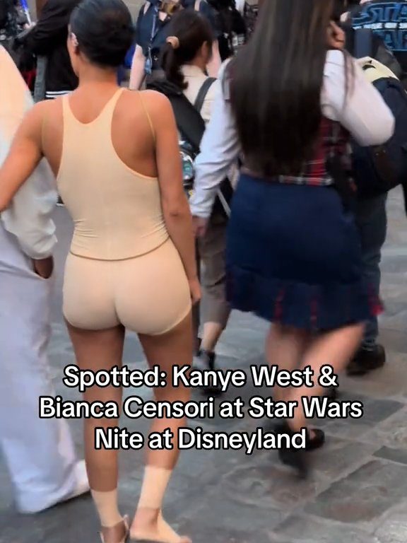 Bianca Censori censurée à Disneyland avec un "bavoir" pour couvrir ses seins