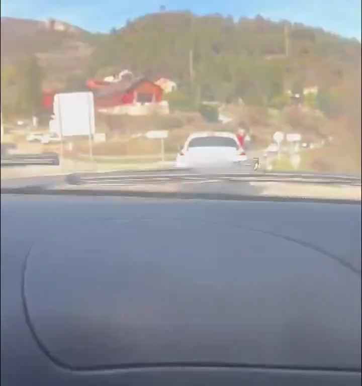 Une petite fille non attachée dans un siège auto tombe par la fenêtre en prenant un virage : vidéo choquante