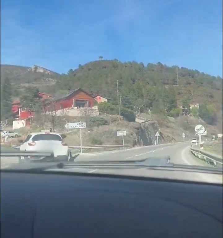 Une petite fille non attachée dans un siège auto tombe par la fenêtre en prenant un virage : vidéo choquante