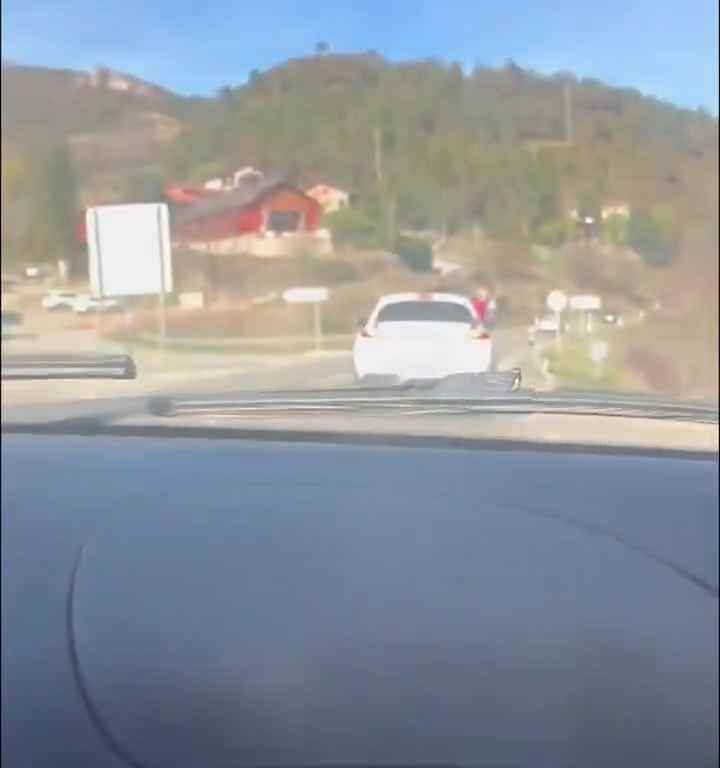 Une petite fille non attachée dans un siège auto tombe par la fenêtre en prenant un virage : vidéo choquante