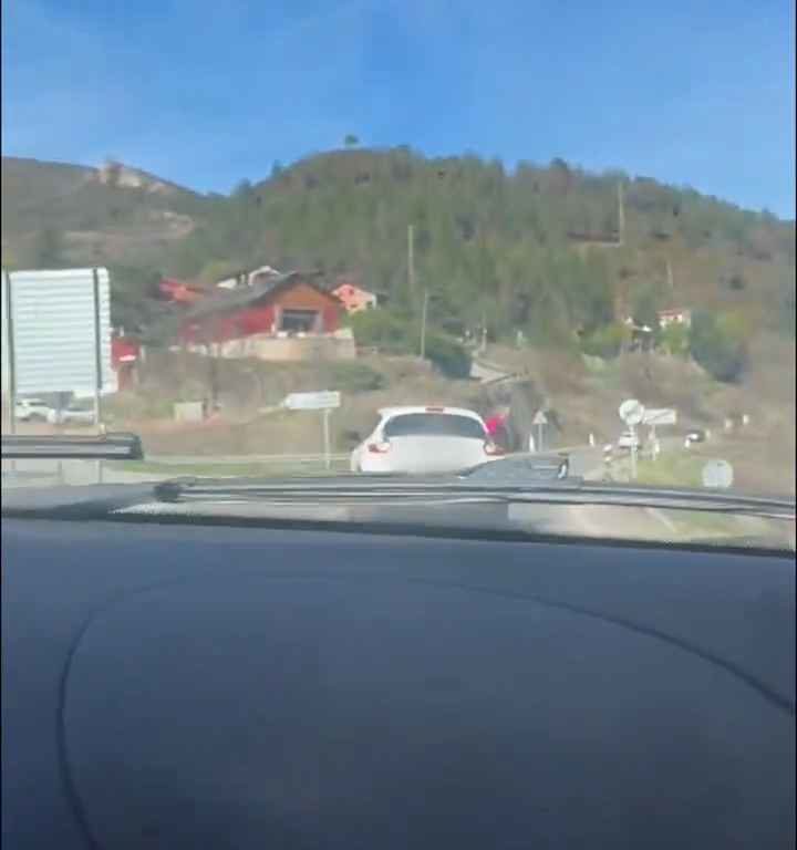 Une petite fille non attachée dans un siège auto tombe par la fenêtre en prenant un virage : vidéo choquante