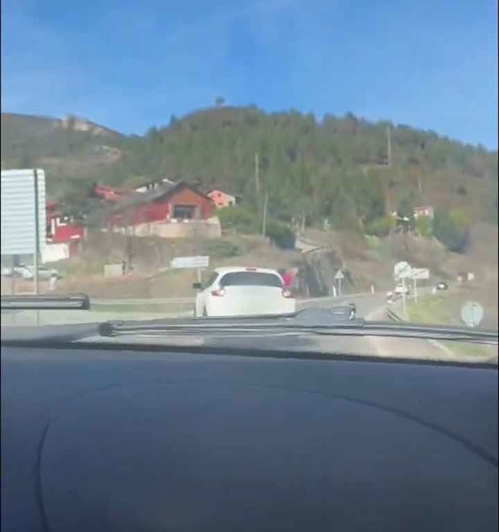 Une petite fille non attachée dans un siège auto tombe par la fenêtre en prenant un virage : vidéo choquante