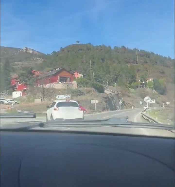 Une petite fille non attachée dans un siège auto tombe par la fenêtre en prenant un virage : vidéo choquante