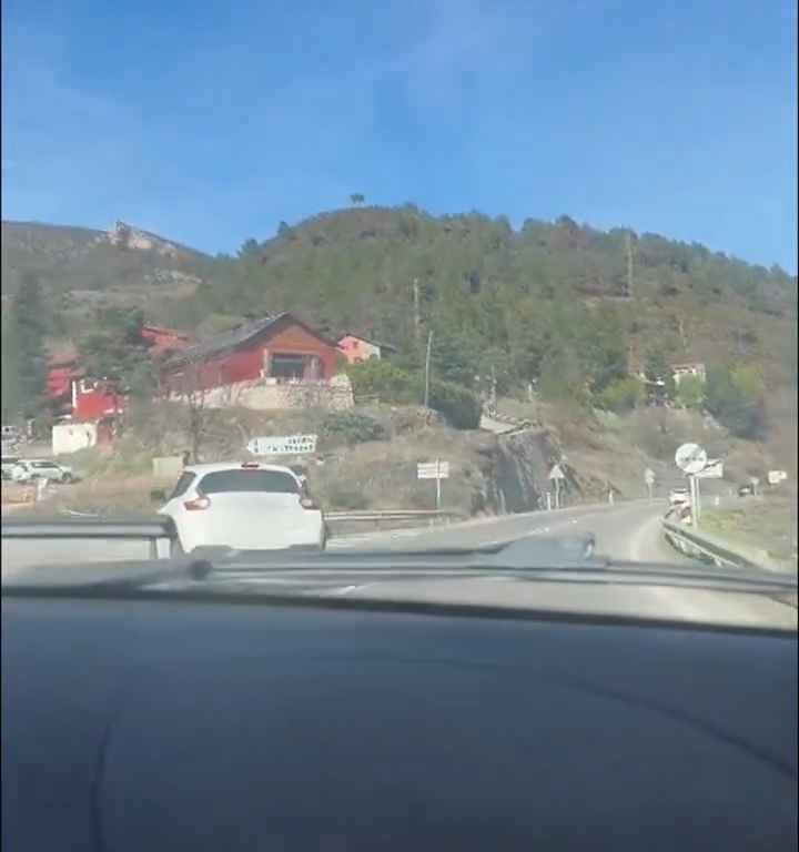 Une petite fille non attachée dans un siège auto tombe par la fenêtre en prenant un virage : vidéo choquante