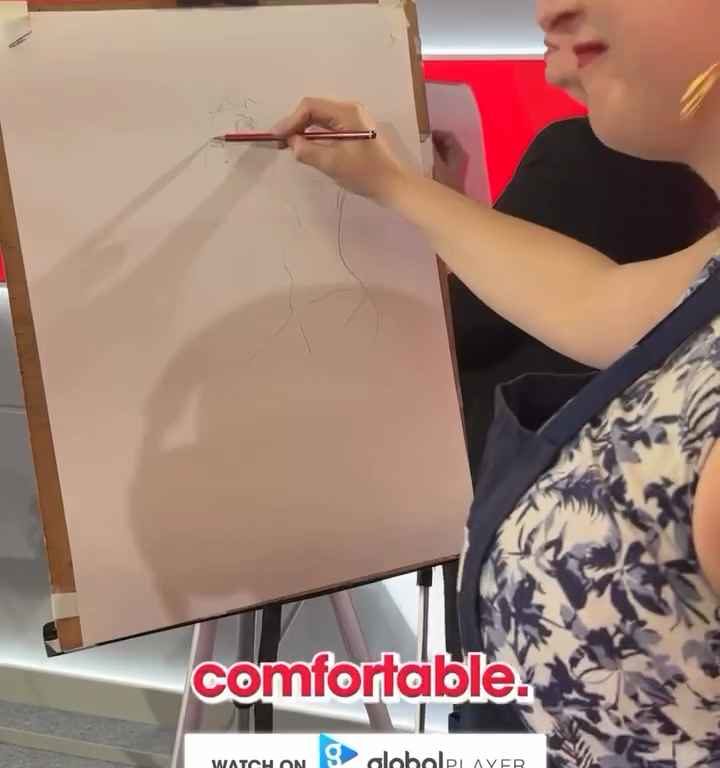 Présentateur nu en direct pour une exposition artistique : des collègues embarrassés