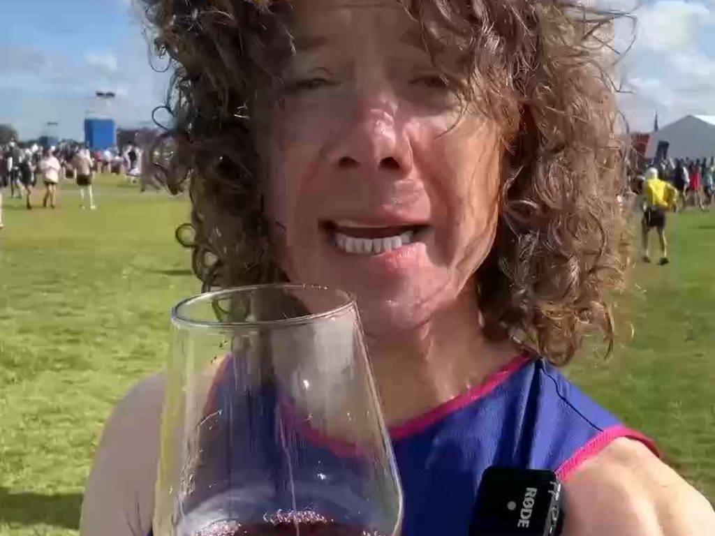 Corre la maratona, beve 25 bicchieri di vino e arriva sobrio: ecco perché lo ha fatto