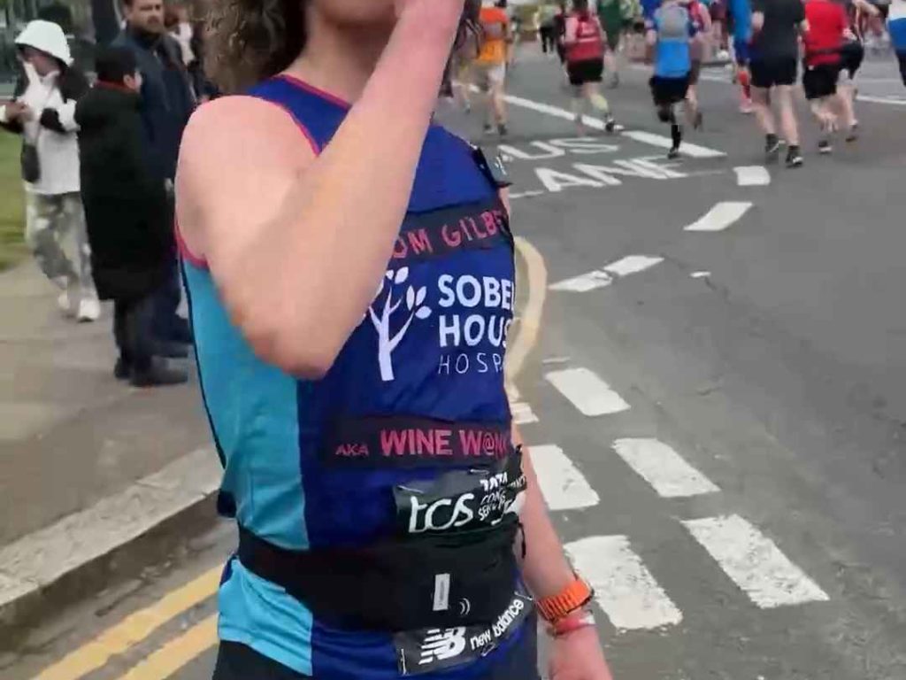 Corre la maratona, beve 25 bicchieri di vino e arriva sobrio: ecco perché lo ha fatto