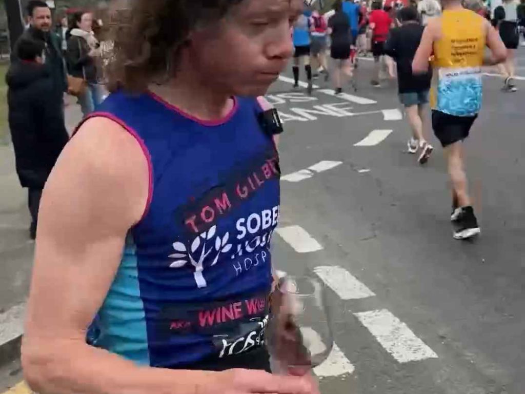 Il court le marathon, boit 25 verres de vin et arrive sobre : c'est pour ça qu'il l'a fait