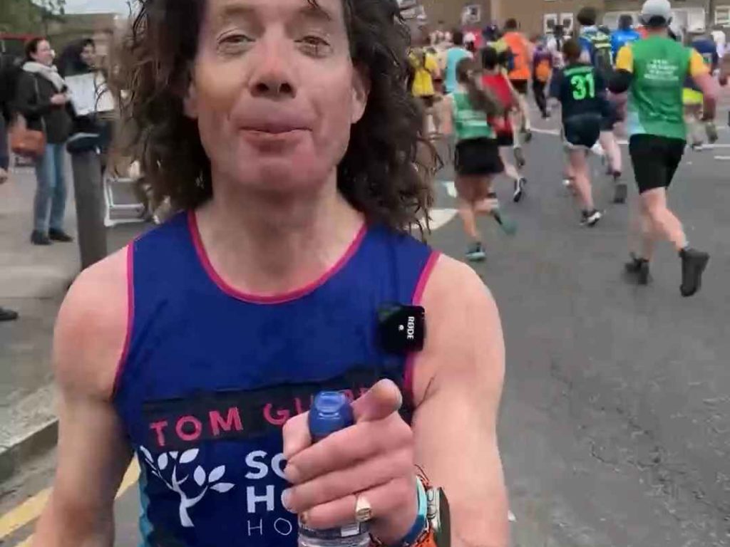 Corre la maratona, beve 25 bicchieri di vino e arriva sobrio: ecco perché lo ha fatto