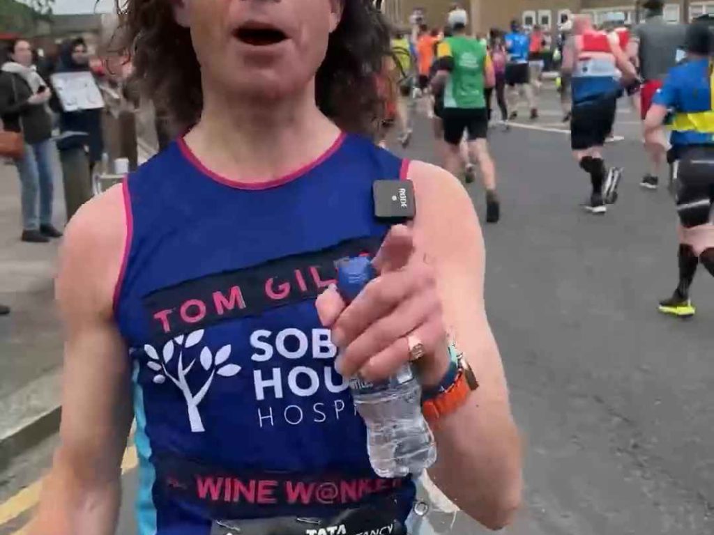 Il court le marathon, boit 25 verres de vin et arrive sobre : c'est pour ça qu'il l'a fait