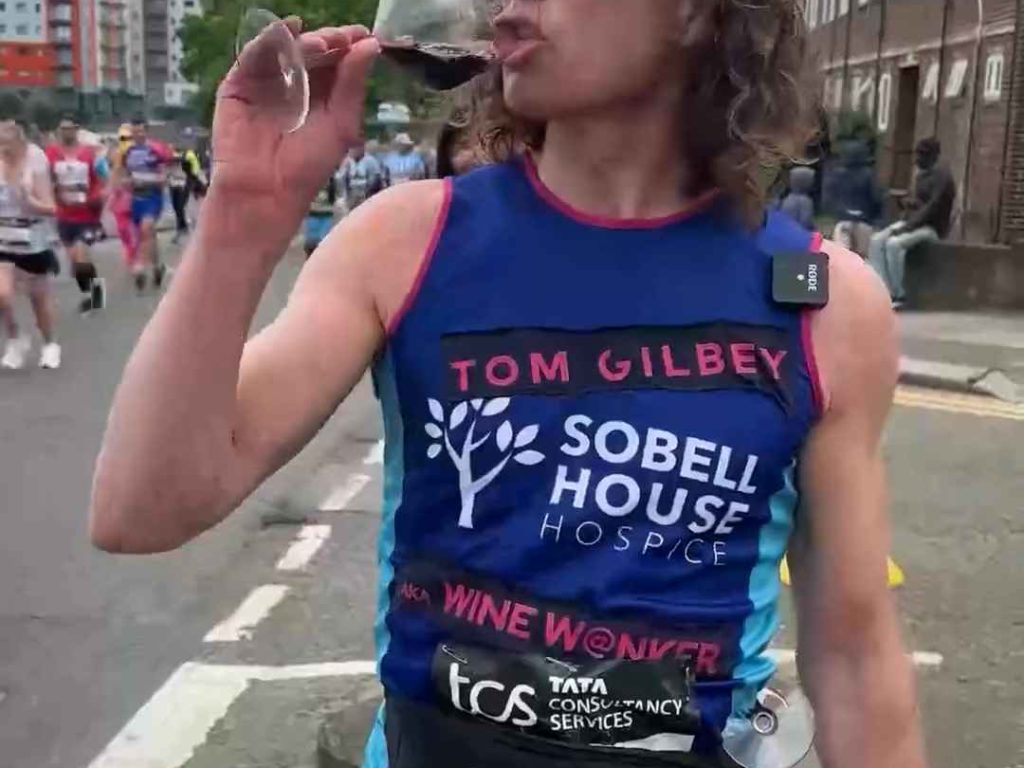 Il court le marathon, boit 25 verres de vin et arrive sobre : c'est pour ça qu'il l'a fait