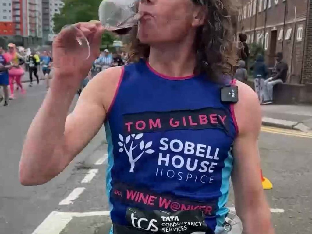 Corre la maratona, beve 25 bicchieri di vino e arriva sobrio: ecco perché lo ha fatto