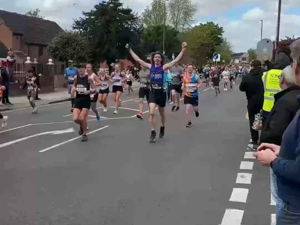 Il court le marathon, boit 25 verres de vin et arrive sobre : c'est pour ça qu'il l'a fait