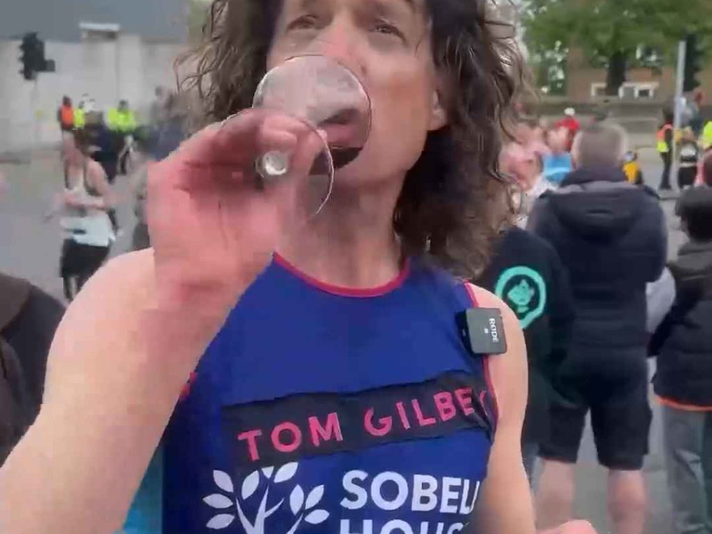 Il court le marathon, boit 25 verres de vin et arrive sobre : c'est pour ça qu'il l'a fait