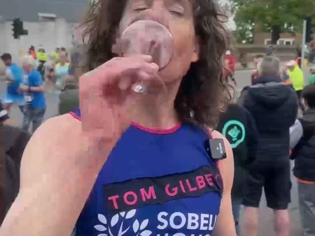 Il court le marathon, boit 25 verres de vin et arrive sobre : c'est pour ça qu'il l'a fait