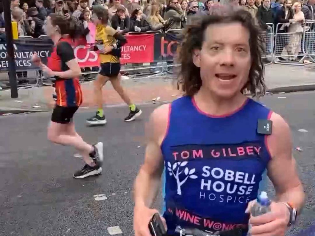 Il court le marathon, boit 25 verres de vin et arrive sobre : c'est pour ça qu'il l'a fait