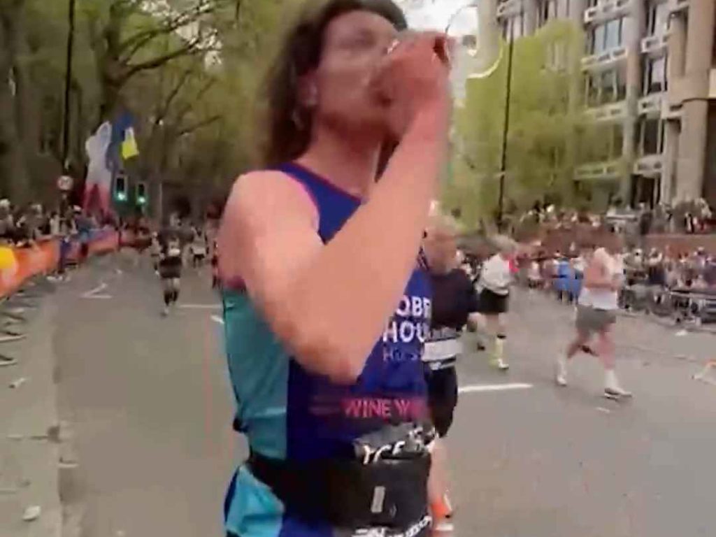 Il court le marathon, boit 25 verres de vin et arrive sobre : c'est pour ça qu'il l'a fait