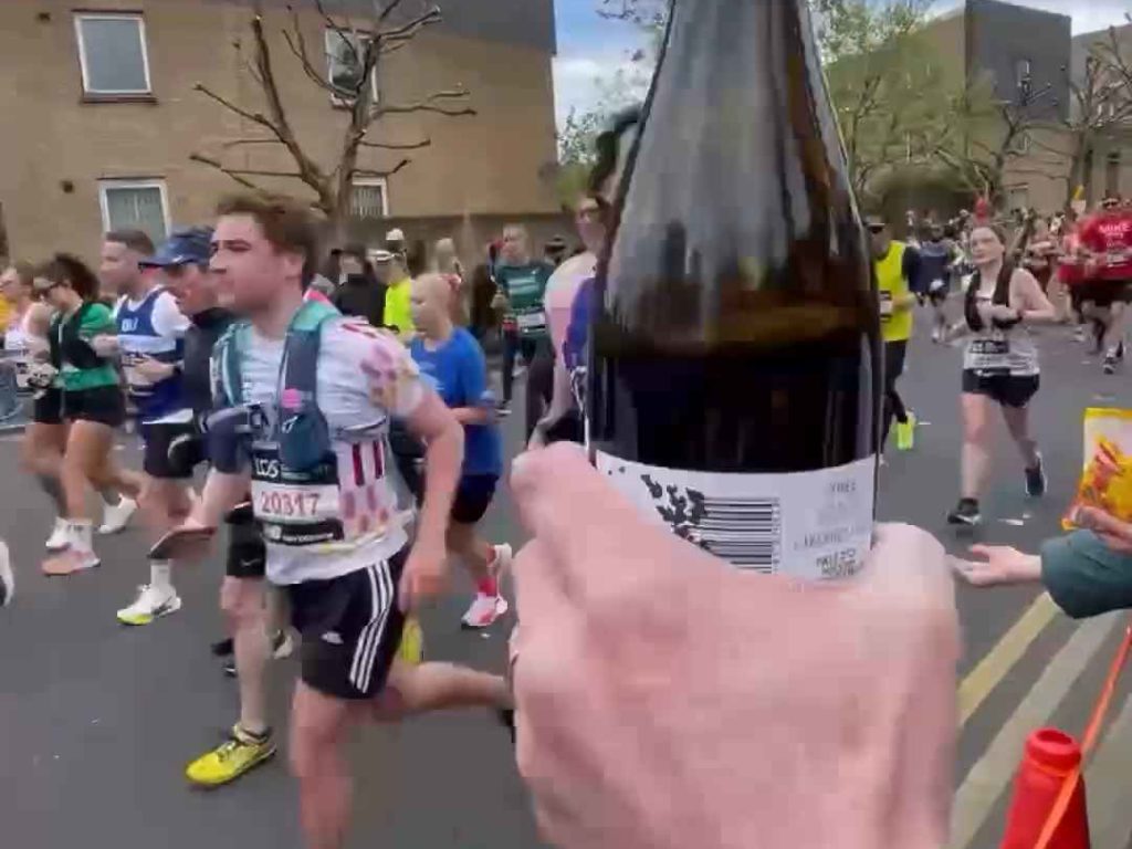 Corre la maratona, beve 25 bicchieri di vino e arriva sobrio: ecco perché lo ha fatto