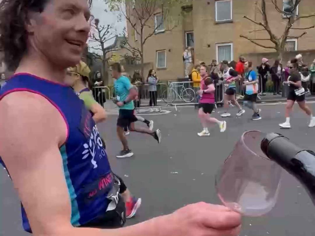 Corre la maratona, beve 25 bicchieri di vino e arriva sobrio: ecco perché lo ha fatto